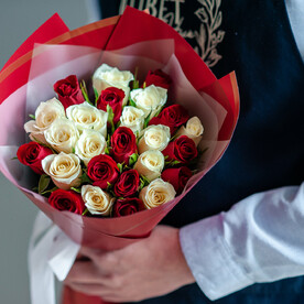Красно-белый микс из 25 кенийских роз, 1573
