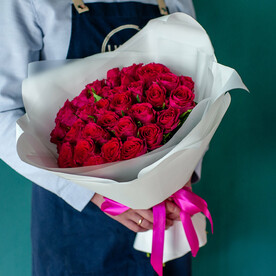 35 Кенийских малиновых роз в белом оформлении, 1575