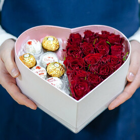 Коробочка- сердце с цветами и конфетами, 1654