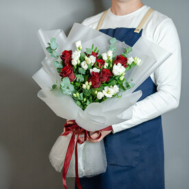 Букет с красными розами, белым лизиантусом и эвкалиптом, 1657