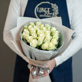 25 белой кенийской розы в бежевом оформлении, 1658