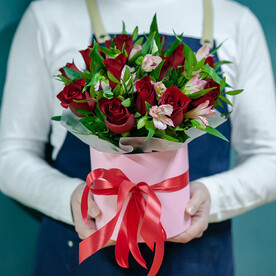 Красные розы с розовой альстромерией в шляпной коробке, 1659