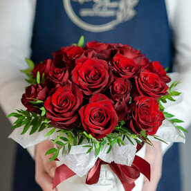 Шляпная коробка с 17 красной розой, 1265