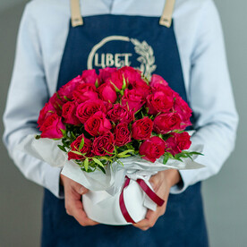 Малиновые кенийские розы в шляпной коробке, 1585