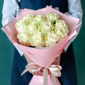 11 белых роз Мондиаль в розовой упаковке, 1554