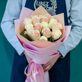 15 крупноголовых белых и розовых роз Эквадор оформлении, 1552