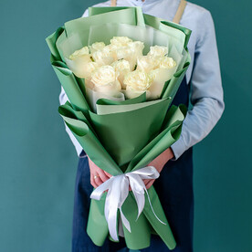 15 белых роз Эквадор в зеленом оформлении, 1553