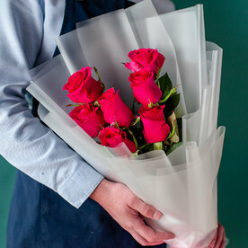 7 ярких высоких роз Эквадор в оформлении, 1555