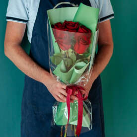 Букет из 5 красных роз Эквадор в оформлении, 1589