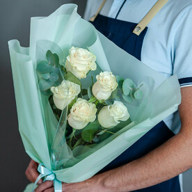 Букет из 5 белых роз Эквадор с эвкалиптом, 1581