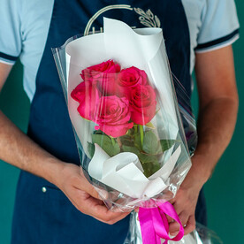 Букет из 5 малиновых роз Эквадор в оформлении, 1602