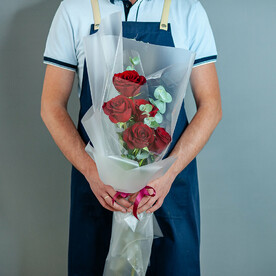 Букет из 5 роз Эквадор с эвкалиптом, 1580