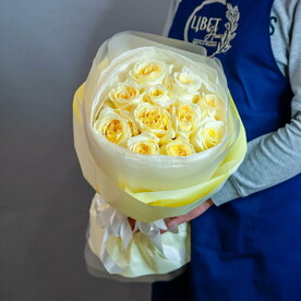 Садовые розы Кендилайт в нежном оформлении 1683