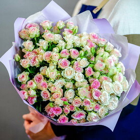 Букет нежных кустовых роз в оформлении 1673