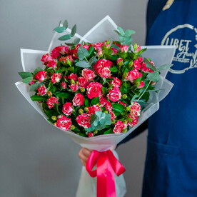 Букет ярких кустовых роз в светлом оформлении 1679