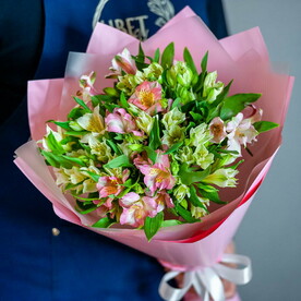 Букет из розовых и белых альстромерий в розовом оформлении 1674