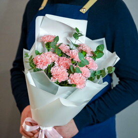 Букет розовых диантусов с эвкалиптом в оформлении 1675