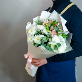 Нежный букет кустовая хризантема, розовая альстромерия и эвкалипт 1681