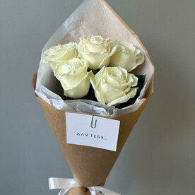 Классический букет из белых роз в крафте