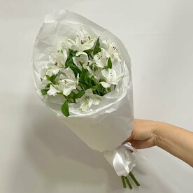 Альстромерии в белом крафте