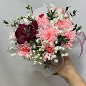 Хризантема с орхидеей и гипсофилой в стаканчике