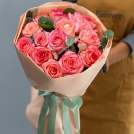 Букет из 11 роз джумилия и эвкалипта