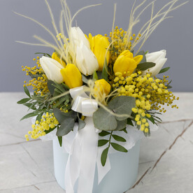 Тюльпаны в цилиндре с мимозой