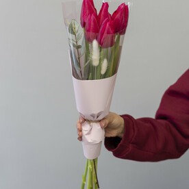 Букет из малиновых тюльпанов и эвкалита