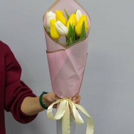 Букет тюльпанов желтых и белых