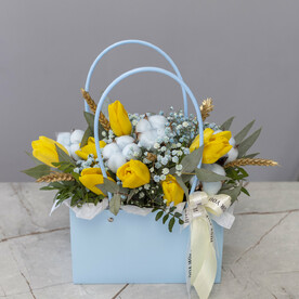 Голубая сумочка с желтыми тюльпанами