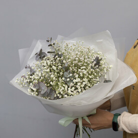 Florever 011. Букет из белой гипсофилы и эвкалипта