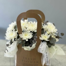 Florever 017. Сумочка из белой хризантемы и эвкалипта