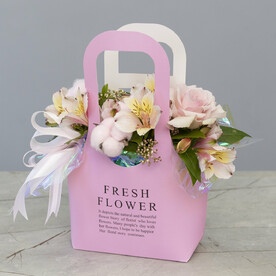 Сумочка с хлопком, розами и альстромерией