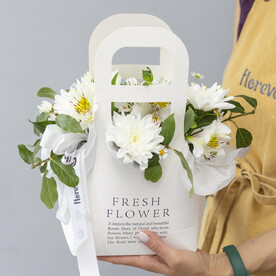 Сумочка с белыми хризантемой и альстромерией