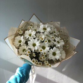 Букет полевой из кустовой хризантемы и ромашек