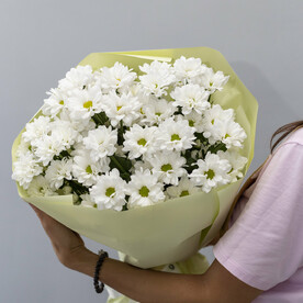 Большой монобукет из белой хризантемы в виде ромашек