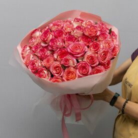 Большой букет из 45 коралловых роз