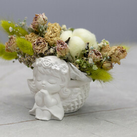 Фигурка ангел с сухоцветами в зеленой цвете ко Дню Матери