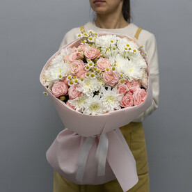 Нежный букет из пионовидной розы и ароматной хризантемы