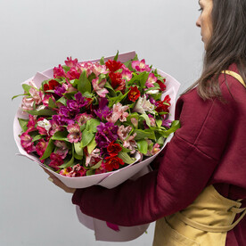 Большой букет из ярких и разноцветных альстромерий