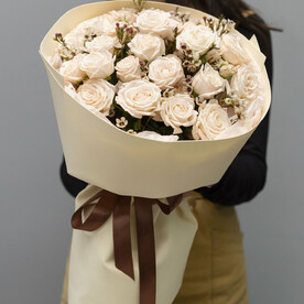 Букет из пионовидных роз с весенним декором