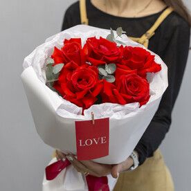 Букет из алых французских роз и эвкалипта