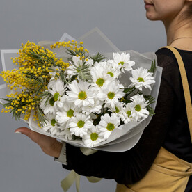 Весенний букет из ромашек (хризантема) и мимозы