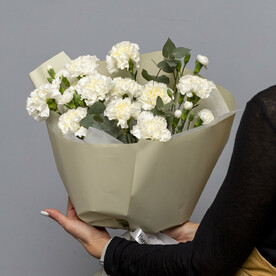 Гвоздики с эвкалиптом в бежевой упаковке