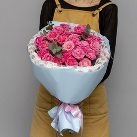 Кустовая роза с эвкалиптом в голубой упаковке