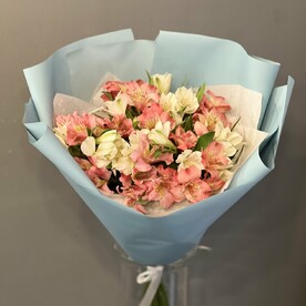 Красивый букет из 15 нежных альстромерии