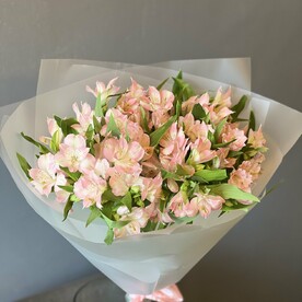 Нежный букет розовой альстромерии в стильной упаковке