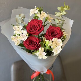 Красивый стойкий букет из красных роз и белой альстромерии