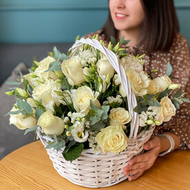 Корзина с белыми розами , эустомой, альстромерией и эвкалиптом в светлом оформлении.