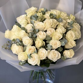 Шикарный большой  букет из белых роз и эвкалипта